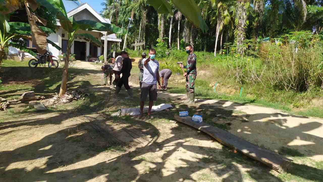 Satgas TMMD, TNI dan Warga Mulai Rakit Besi Lantai Box Culvert
